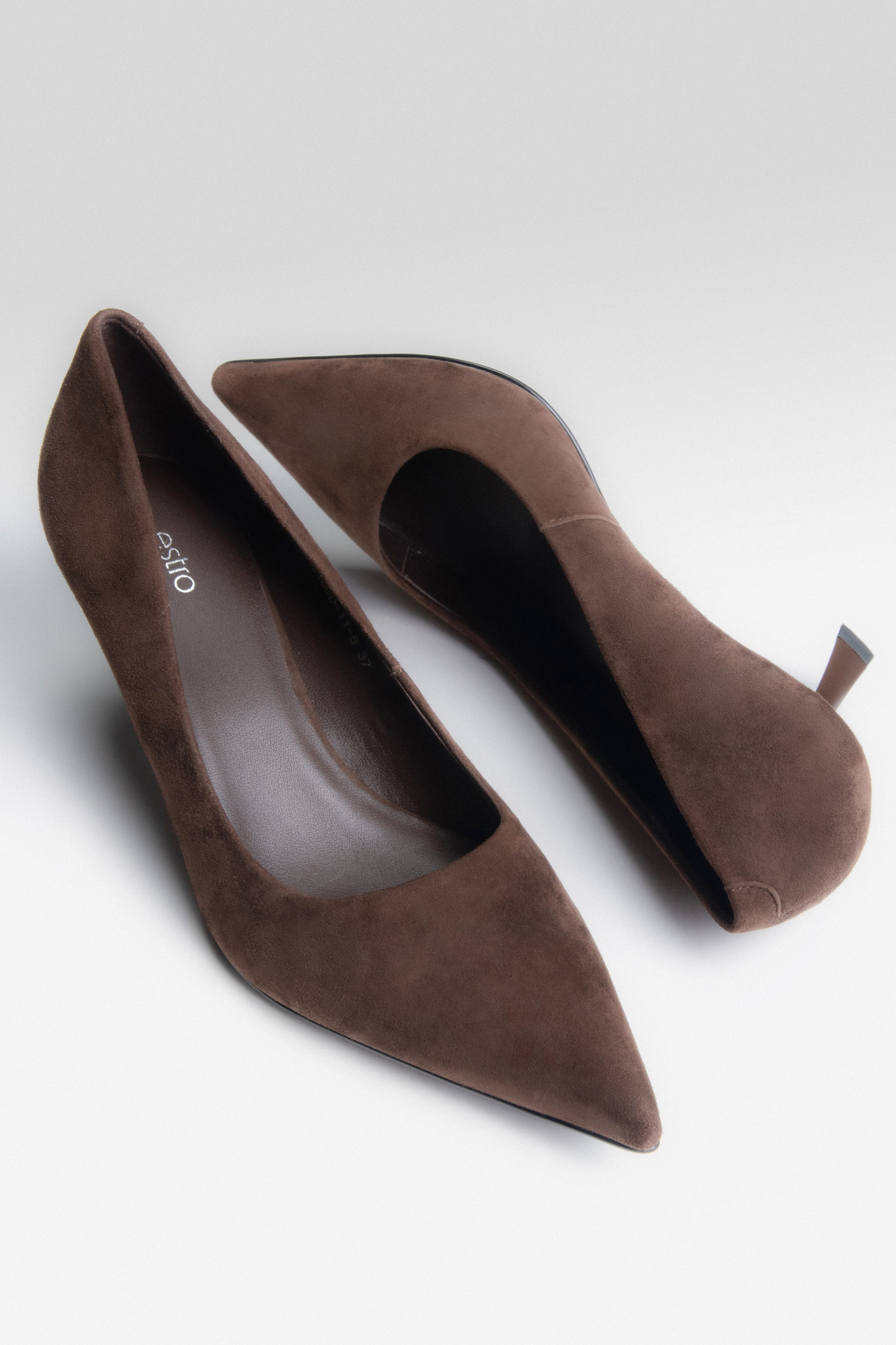 Dunkelbraune Damen-Pumps aus natürlichem Veloursleder in schräger Ansicht