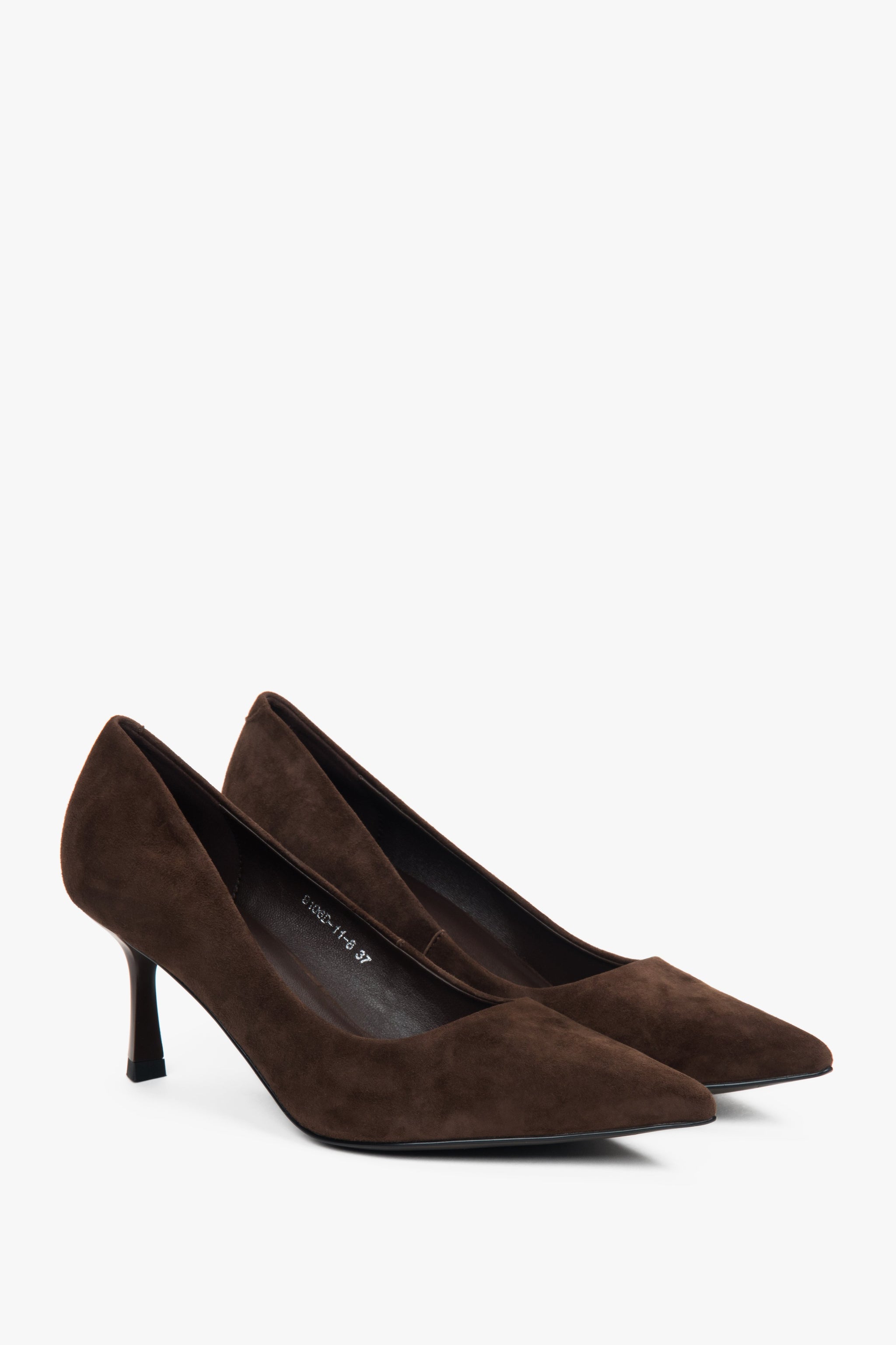 Dunkelbraune Damen-Pumps aus Veloursleder in schräger Seitenansicht