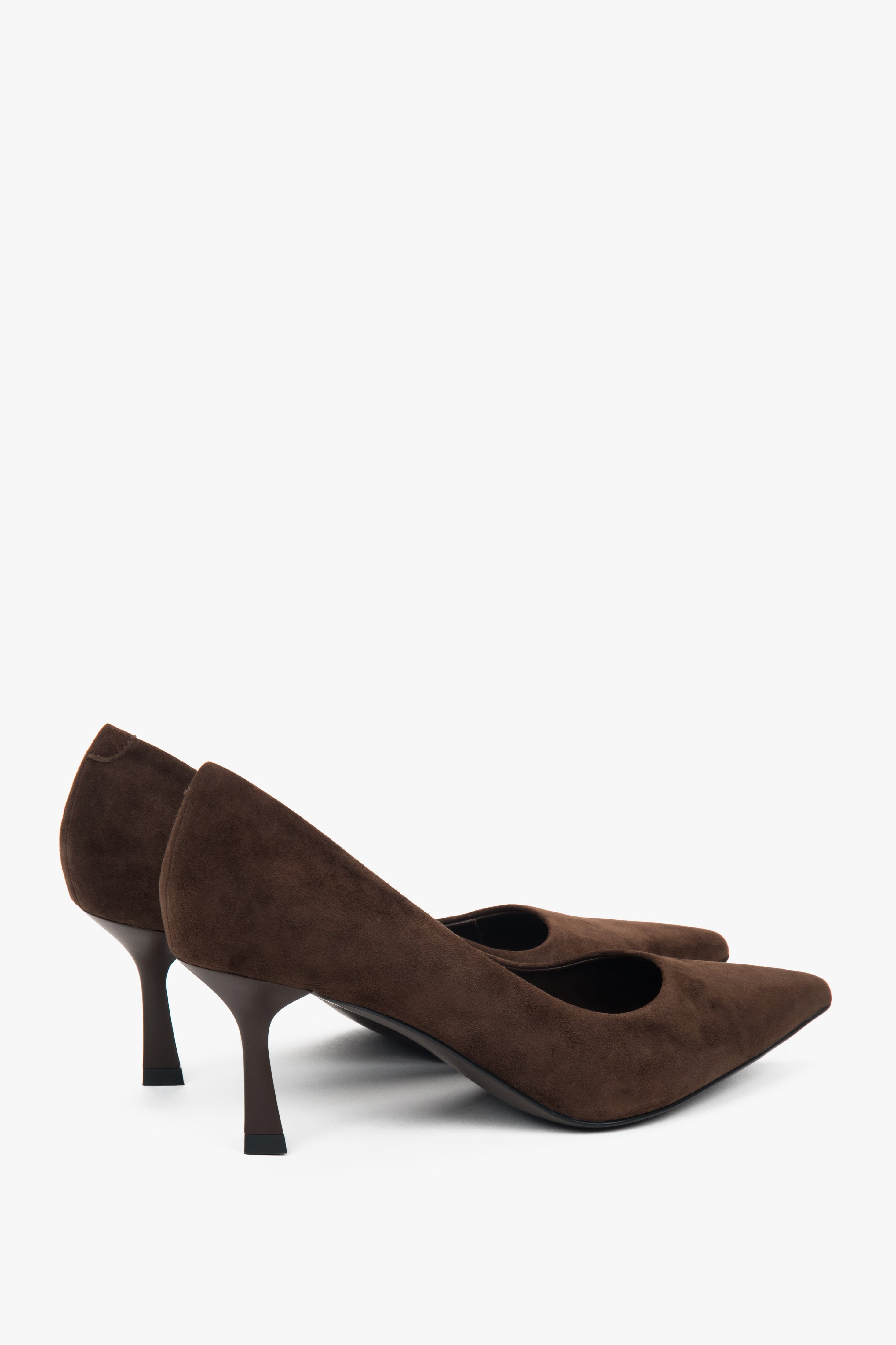 Dunkelbraune Damen-Pumps aus Veloursleder in seitlicher Ansicht mit Trichterabsatz