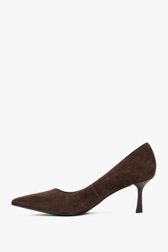 Dunkelbraune Damen-Pumps aus Veloursleder in flacher Seitenansicht mit spitzer Kappe