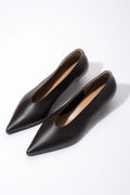 Dunkelbraune Damen-Pumps aus Echtleder von oben mit spitzer Schuhspitze