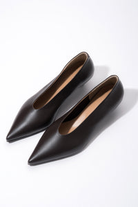 Dunkelbraune Damen-Pumps aus Echtleder von oben mit spitzer Schuhspitze