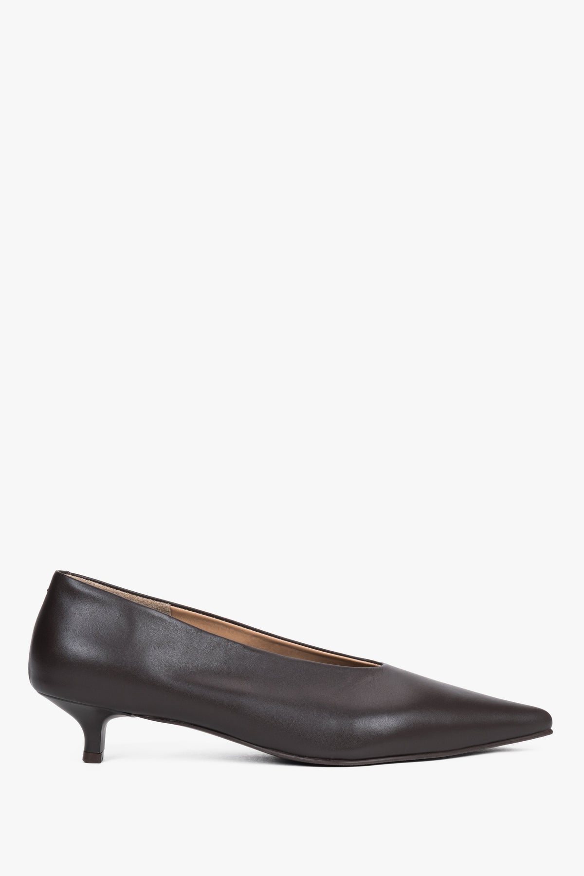 Dunkelbrauner Damen-Pumps aus Leder von der Seite mit niedrigem Absatz