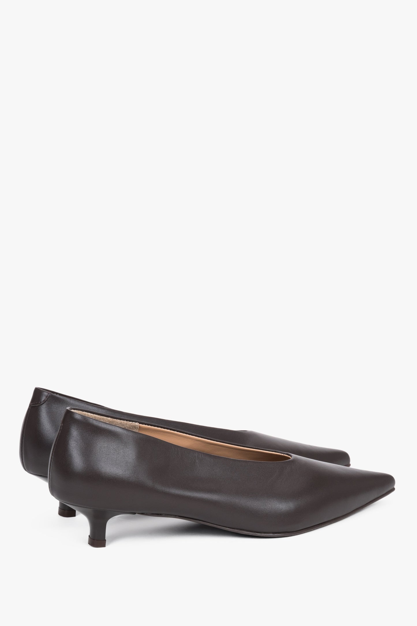 Dunkelbraune Damen-Pumps als Paar in seitlicher Ansicht mit spitzer Schuhspitze
