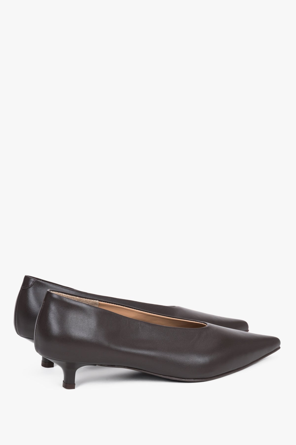 Dunkelbraune Damen-Pumps als Paar in seitlicher Ansicht mit spitzer Schuhspitze