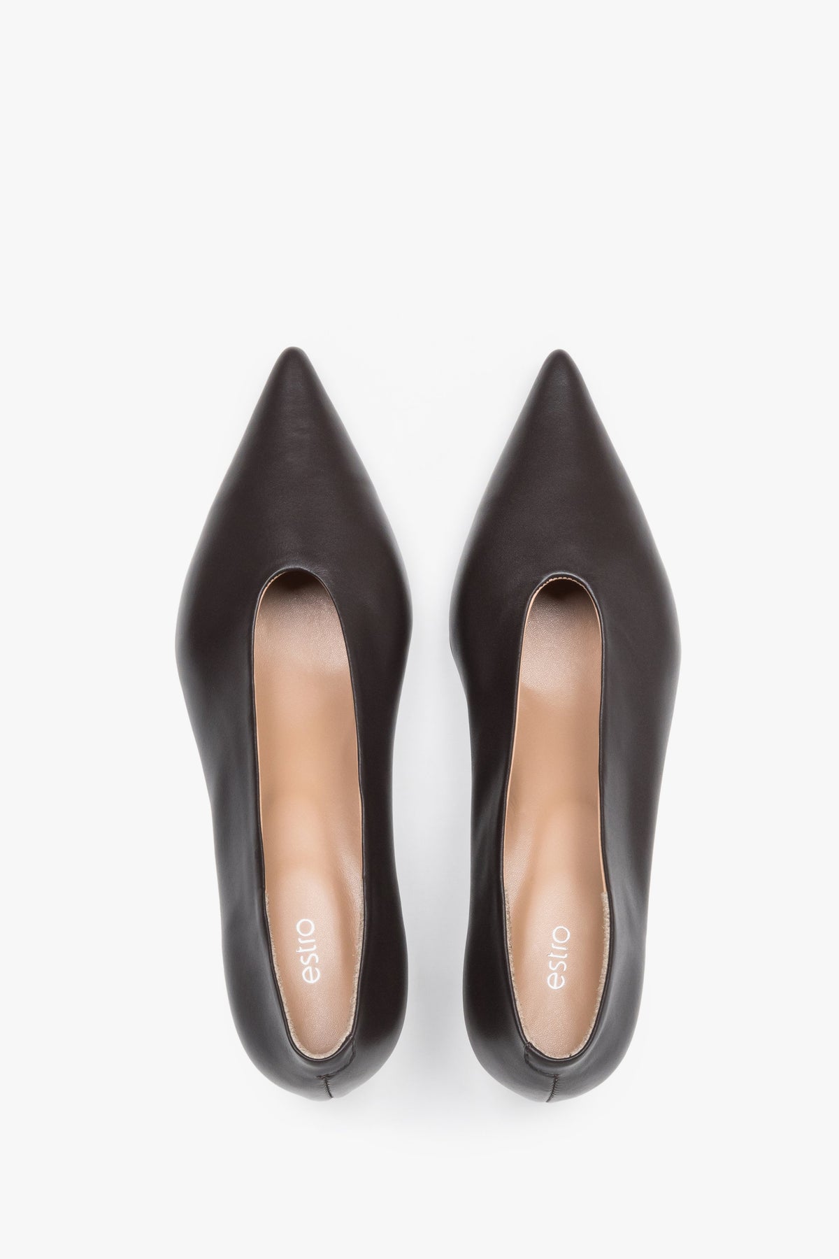 Detailansicht dunkelbrauner Damen-Pumps mit niedrigem Absatz