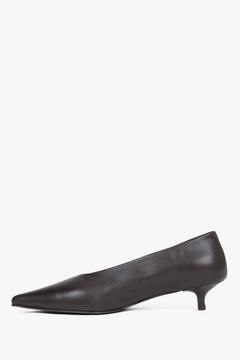 Dunkelbraune Damen-Pumps von Estro von oben mit tiefem V-Ausschnitt