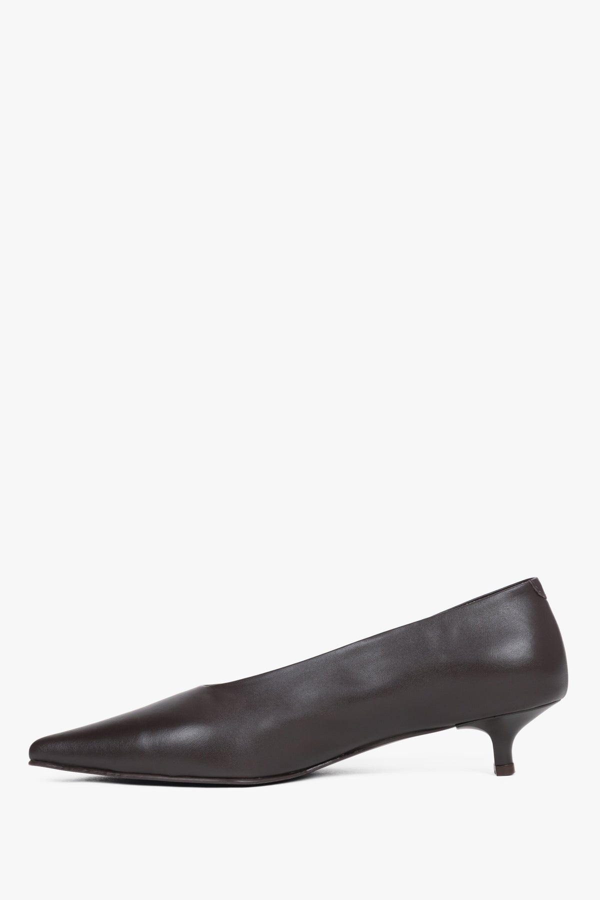 Dunkelbraune Damen-Pumps von Estro von oben mit tiefem V-Ausschnitt