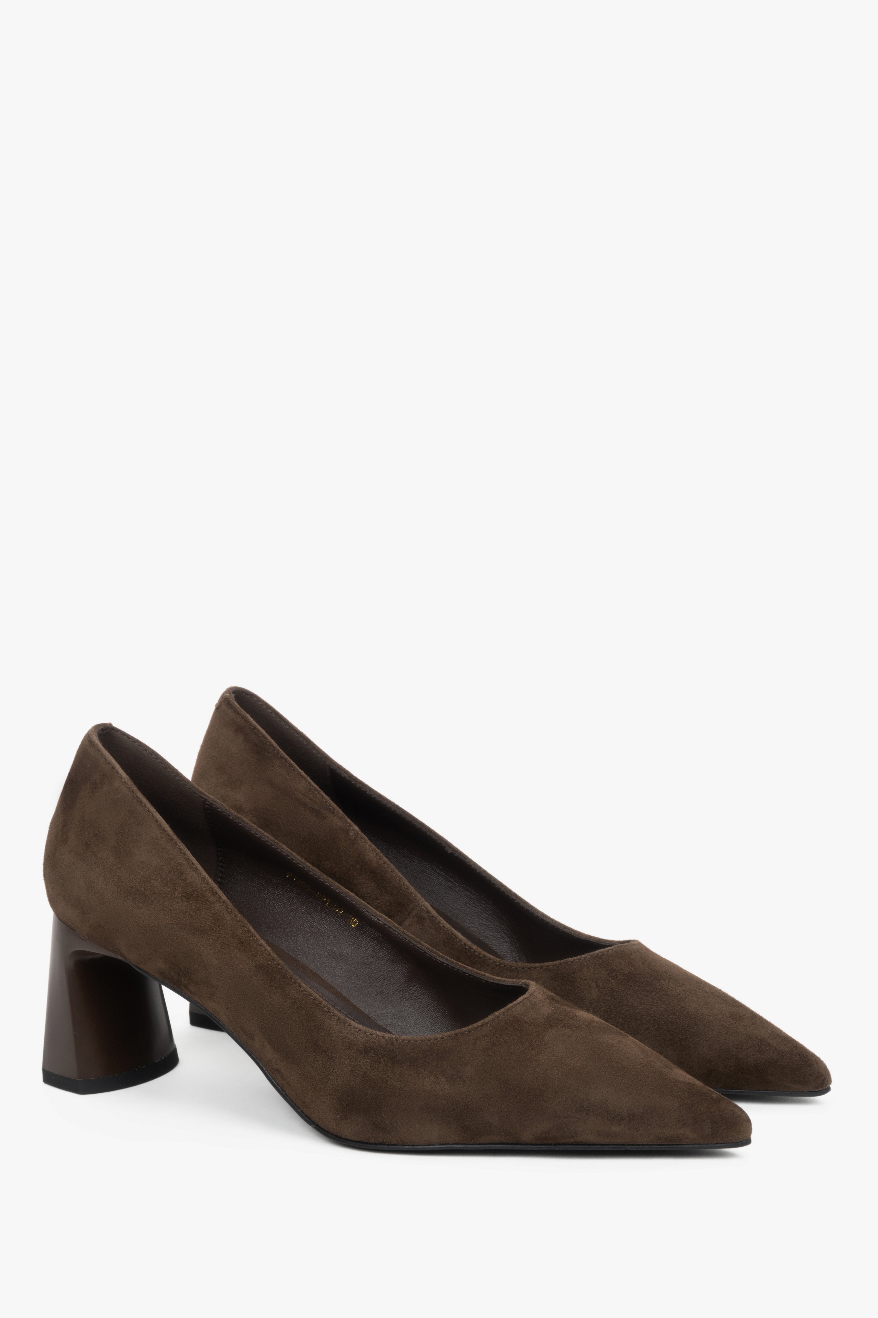 Schräge Seitenansicht der dunkelbraunen Pumps mit 6,5 cm Blockabsatz.