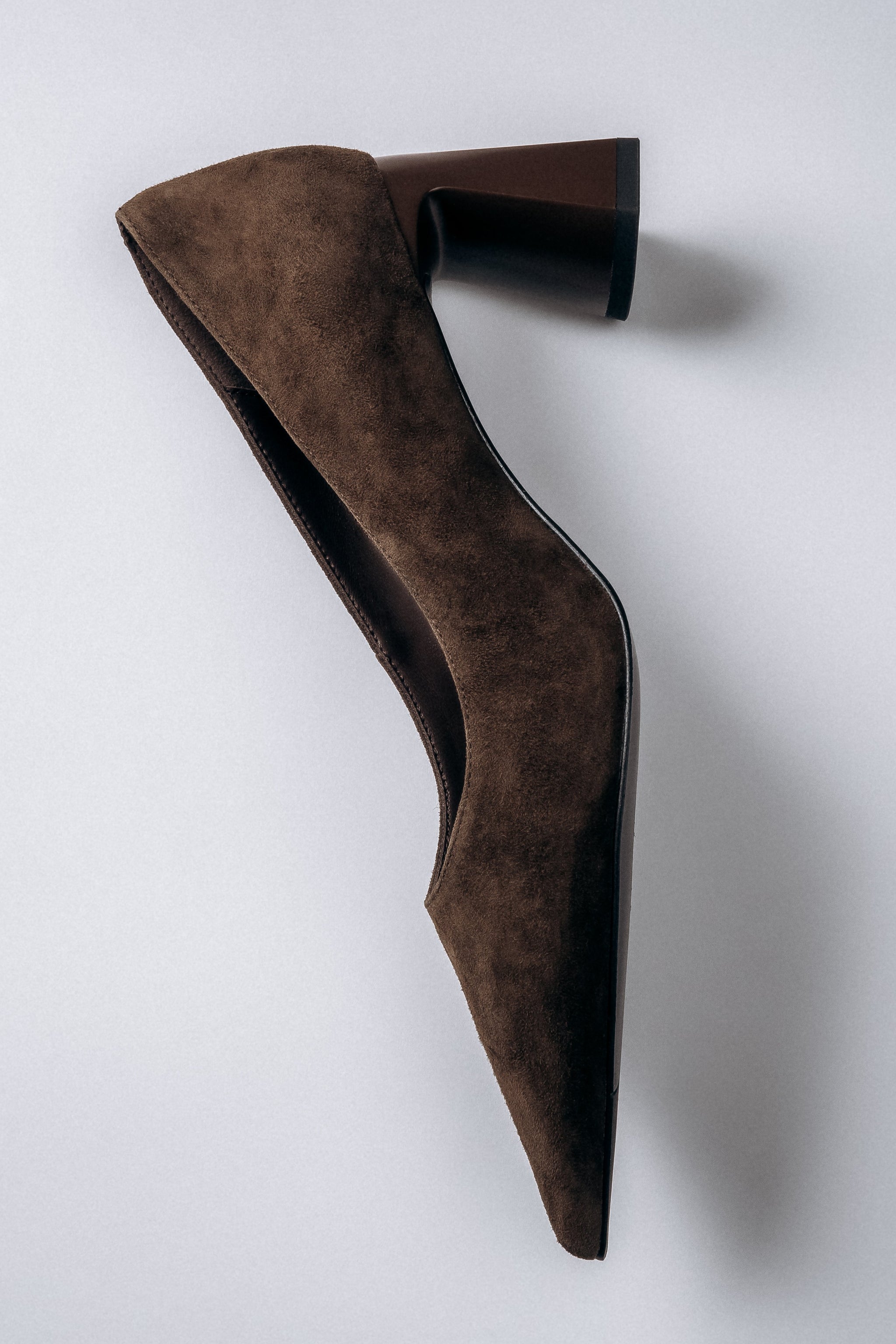 Flaches Seitenprofil der eleganten Damen-Pumps aus feinem Naturvelours.