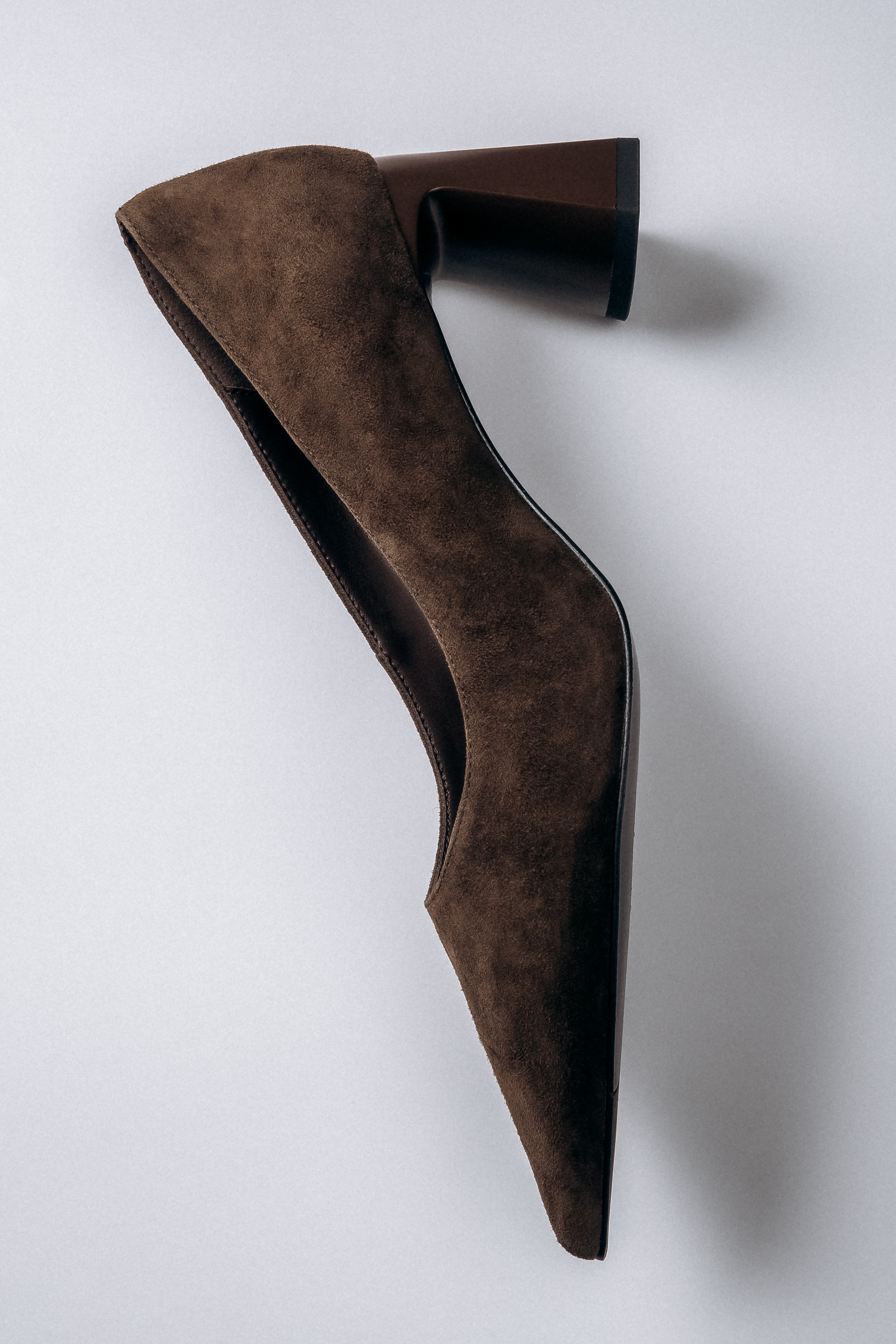 Flaches Seitenprofil der eleganten Damen-Pumps aus feinem Naturvelours.