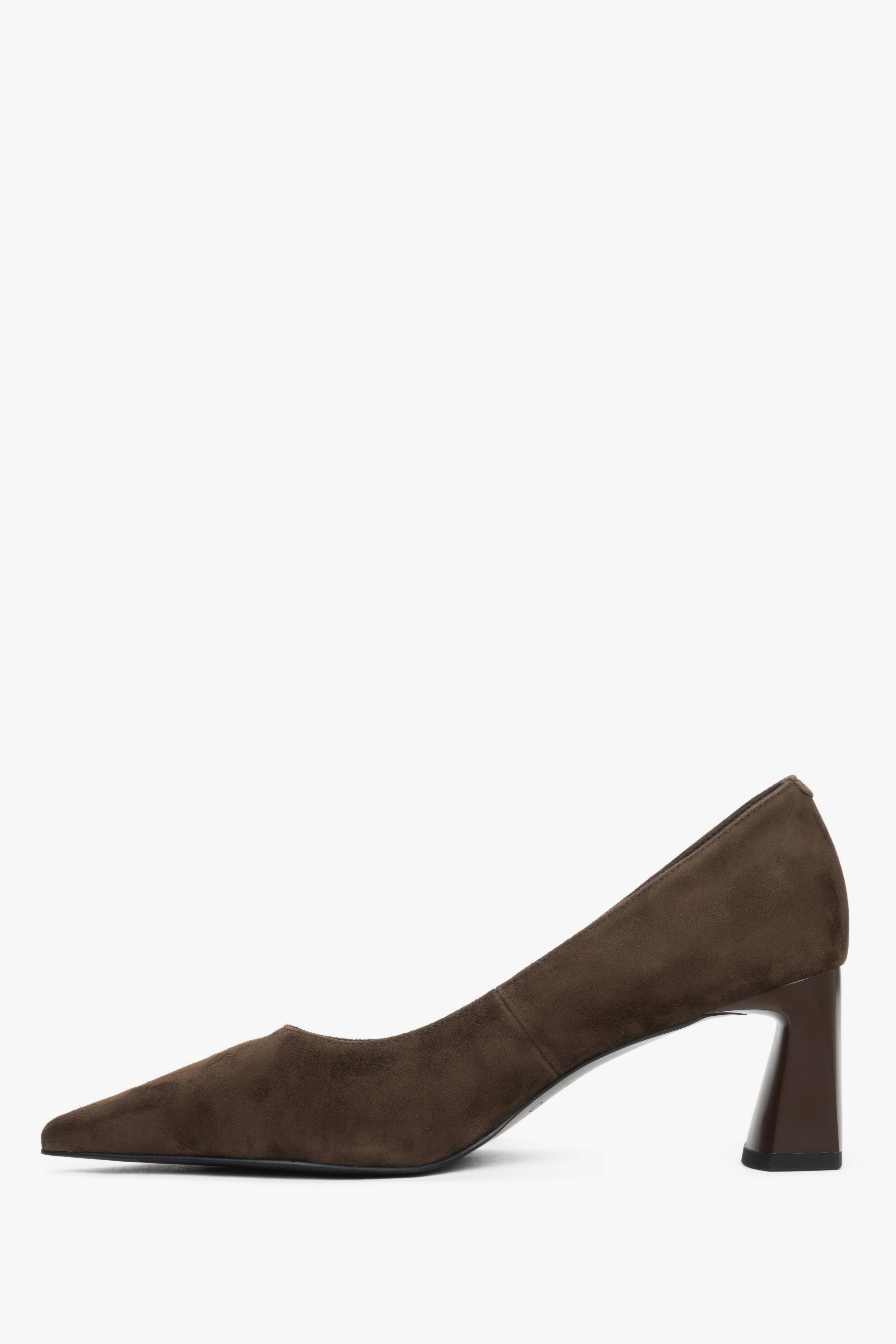 Linkes Seitenprofil der eleganten Damen-Pumps aus feinem Naturvelours.