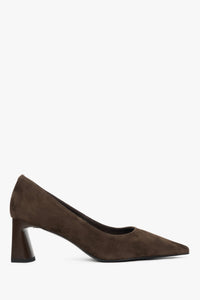 Rechtes Profil eleganter Damenpumps aus feinem Naturvelours.