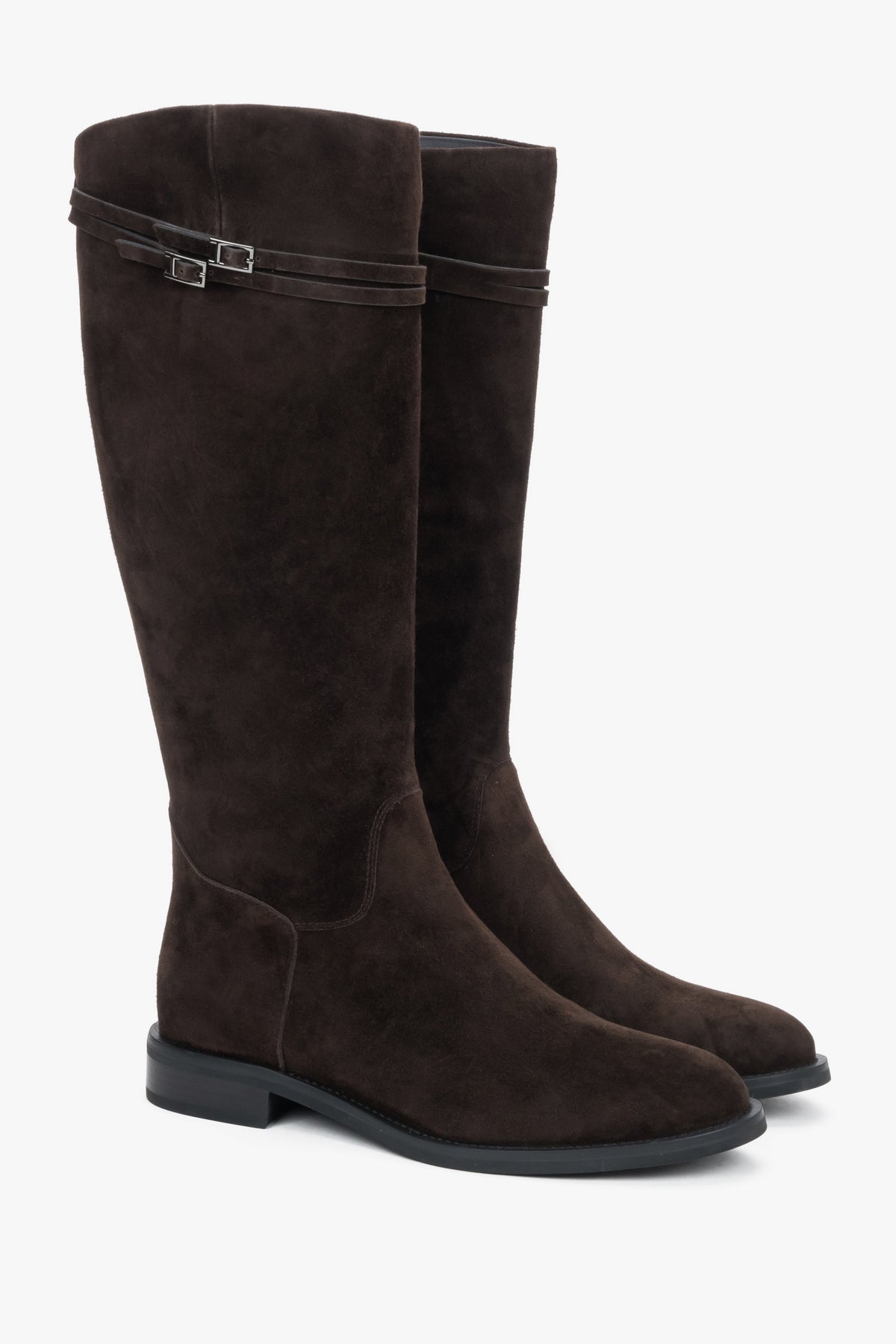 Frontalansicht der eleganten dunkelbraunen Damen-Reitstiefel aus samtigem Veloursleder von Estro