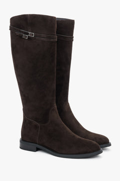 Frontalansicht der eleganten dunkelbraunen Damen-Reitstiefel aus samtigem Veloursleder von Estro