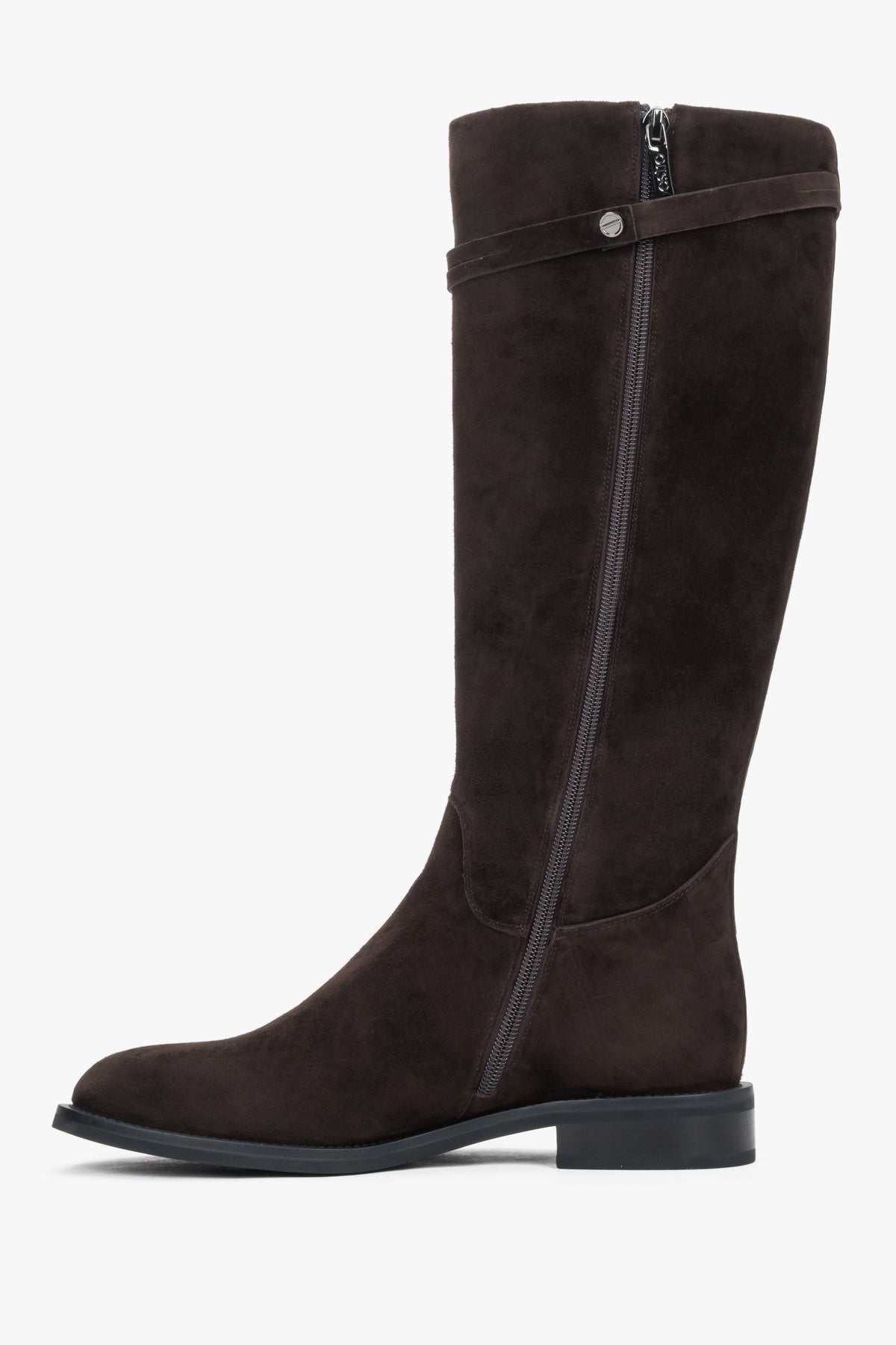 Seitenansicht des Paares dunkelbrauner Reitstiefel, die die klassische Silhouette und den flachen Absatz hervorhebt