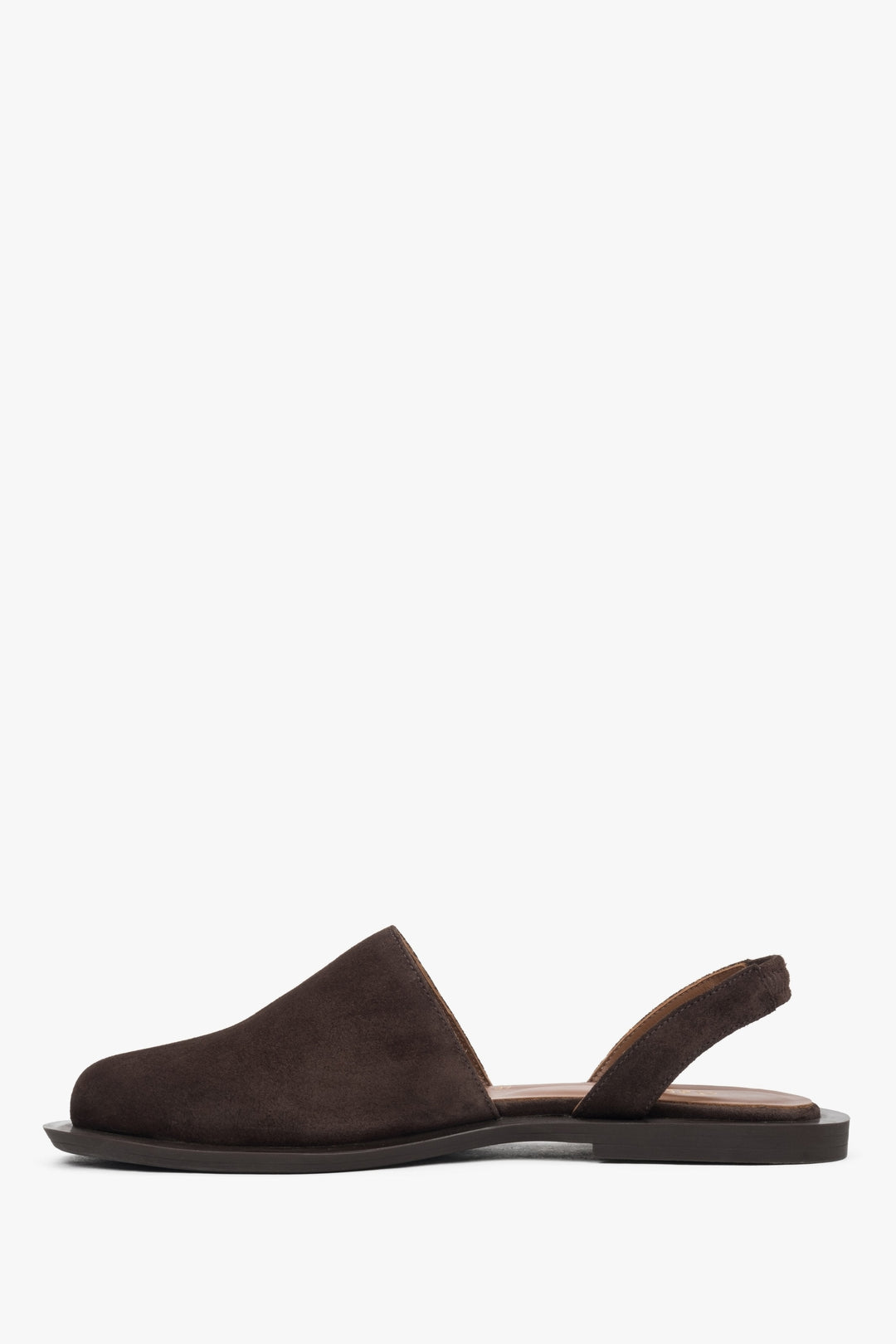 The Estro Summer 2025 shoes in dark brown feature 100% genuine velour for the upper, with a leather lining and insole.