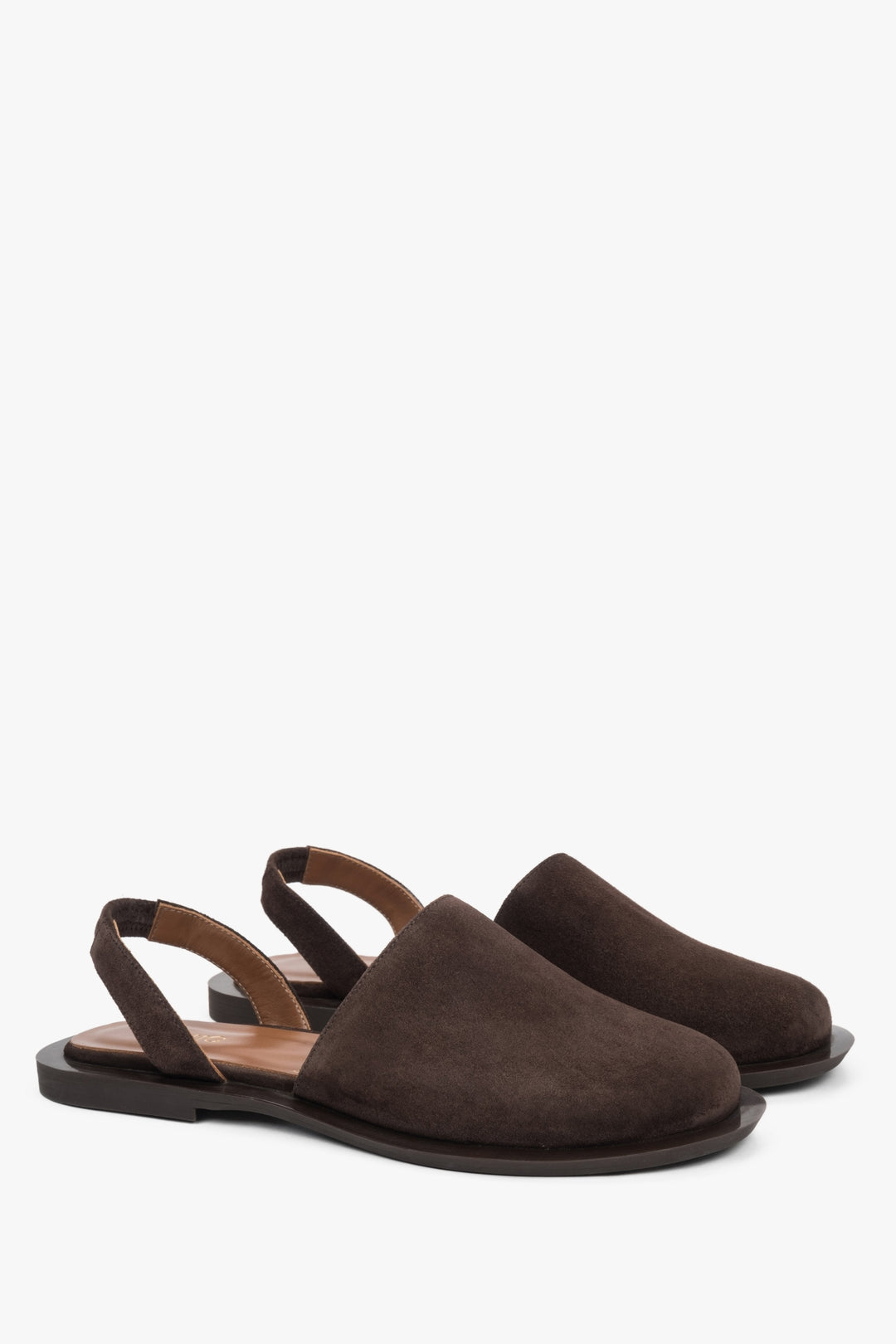 Dunkelbraune Damen-Sandalen von Estro aus weichem Velours, vorne geschlossen.