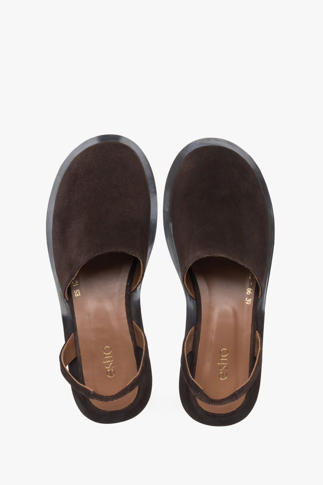 Dunkelbraune Damen-Velours-Sandalen von Estro, perfekt für die Übergangszeit, mit geschlossener Vorderpartie zum Schutz der Zehen.