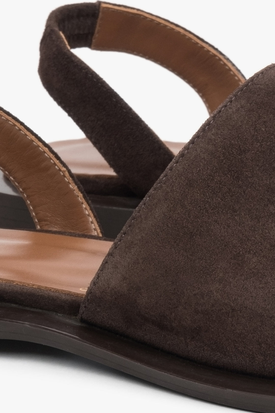 Dunkelbraune Damen-Velours-Sandalen von Estro – eine Kombination aus weichem Velours und praktischem Design mit geschlossener Zehenpartie, verziert mit detaillierten Akzenten.
