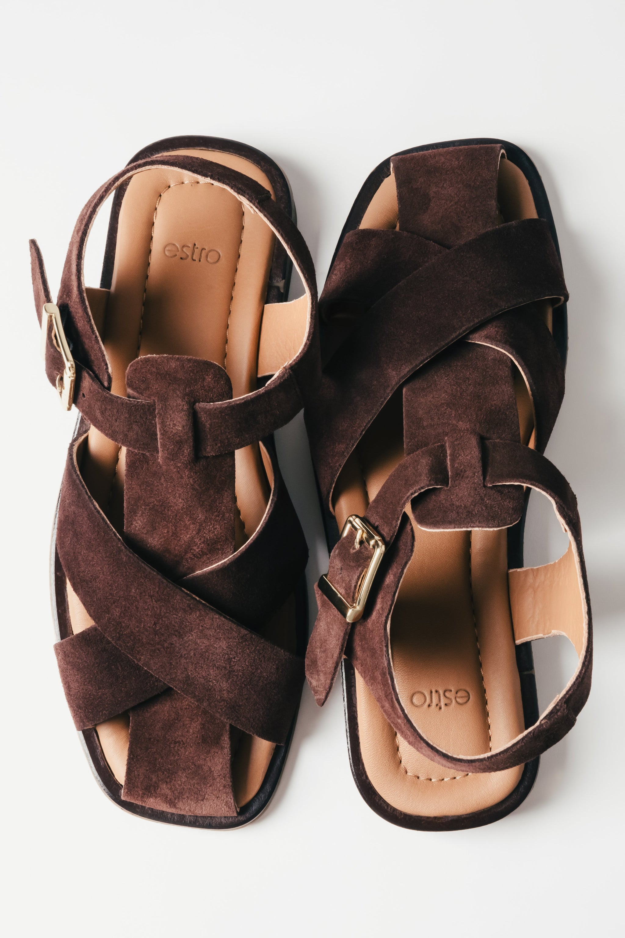 Dunkelbraune Damen-Sandalen aus natürlichem Veloursleder von oben mit gekreuzten Riemen