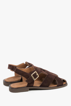 Dunkelbraune Damen-Sandalen aus Veloursleder in schräger Seitenansicht mit Schnalle