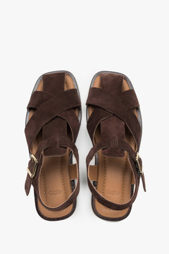 Dunkelbraune Damen-Sandalen aus Veloursleder von oben als Paar