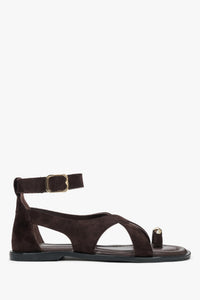 Dunkelbraune Damen-Sandalen aus Naturveloursleder in Seitenansicht