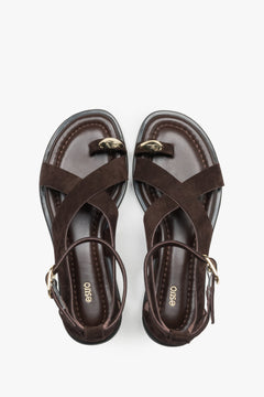 Dunkelbraune Damen-Sandalen von oben als Paar mit goldfarbenem Zehenring