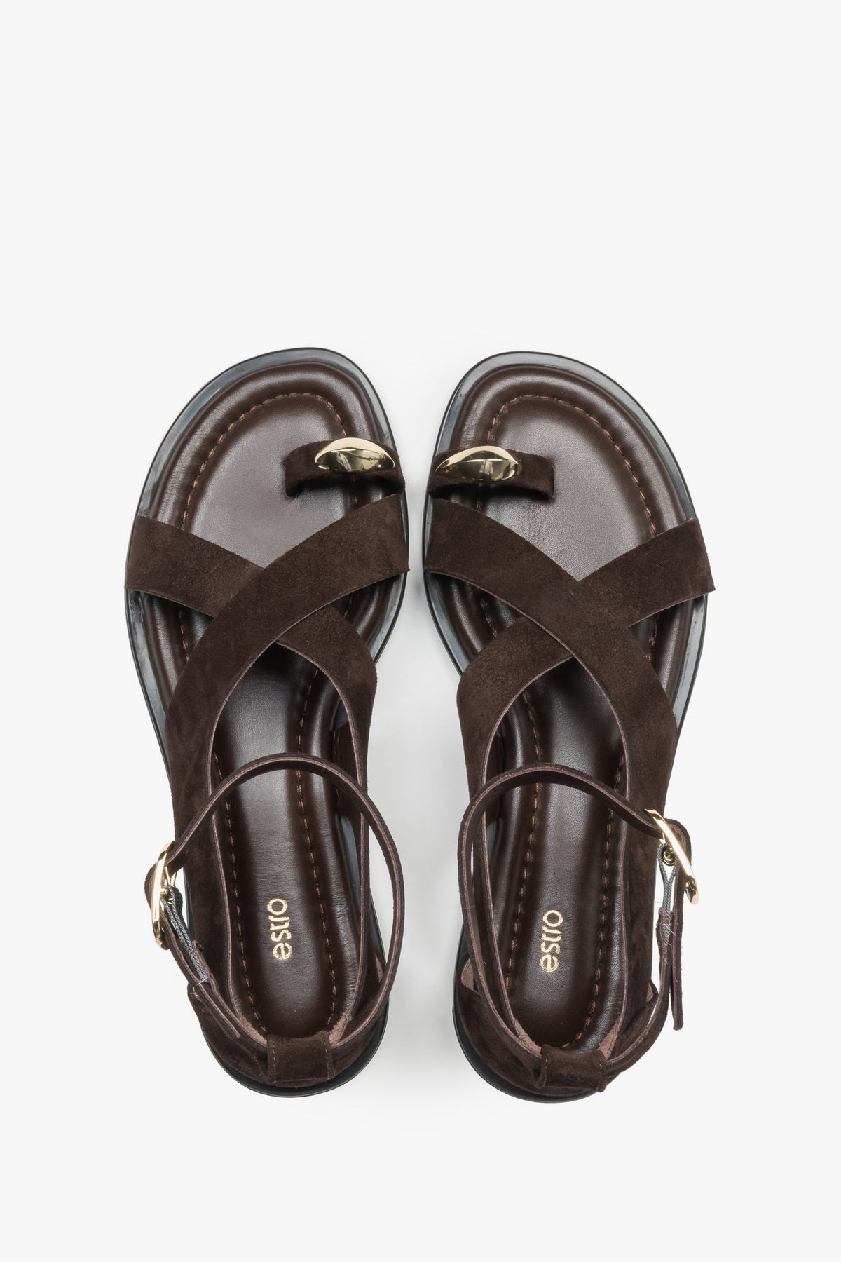 Dunkelbraune Damen-Sandalen von oben als Paar mit goldfarbenem Zehenring