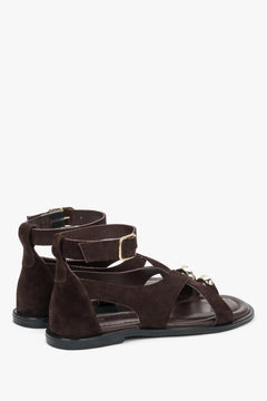 Dunkelbraune Damen-Sandalen aus Veloursleder in schräger Seitenansicht