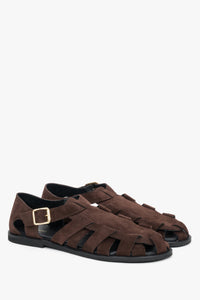 Dunkelbraune Damen-Sandalen im Fisherman-Stil aus Veloursleder in schräger Ansicht