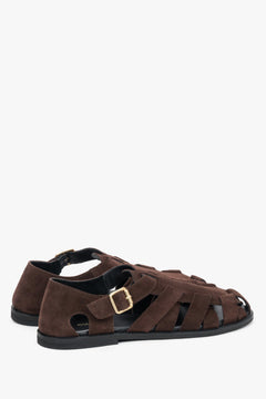 Dunkelbraune Fisherman-Sandalen aus Veloursleder in schräger Seitenansicht