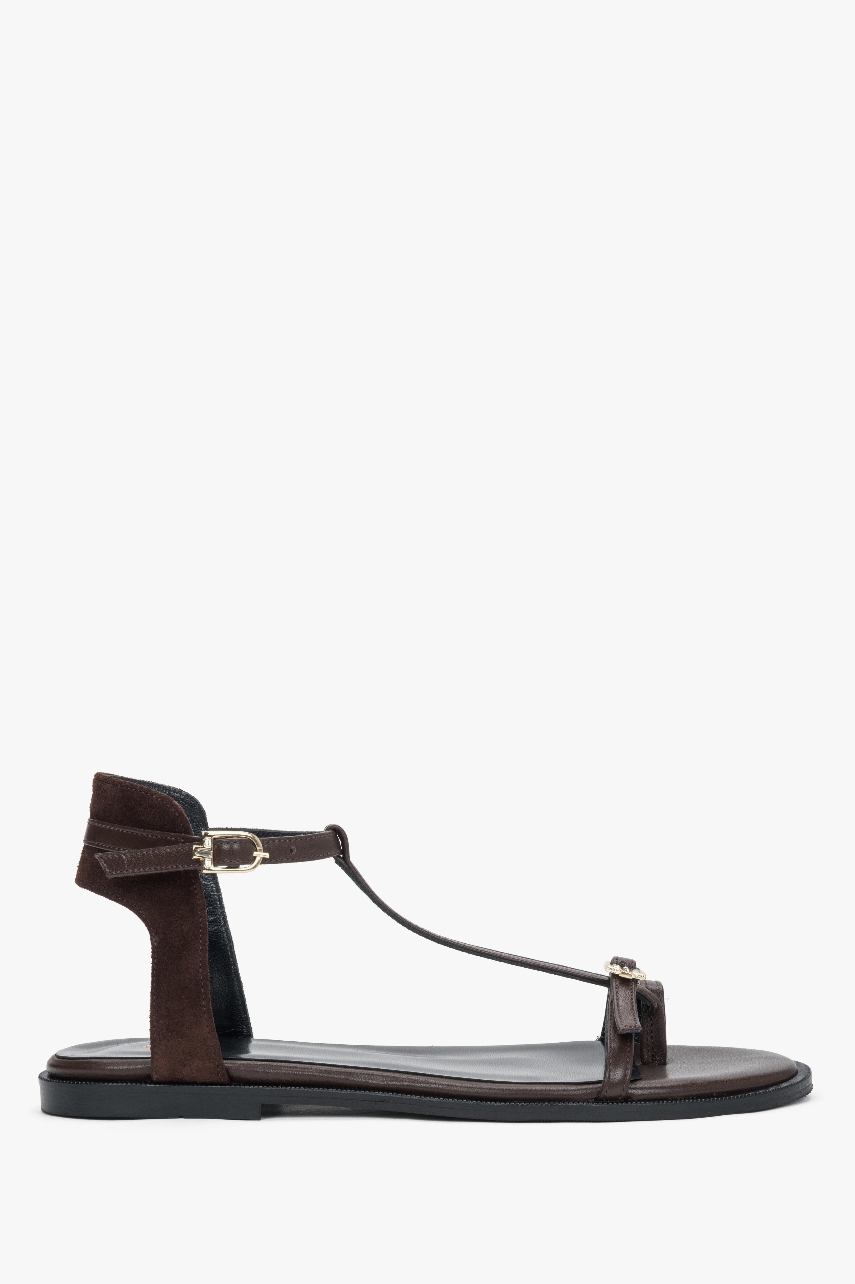 Dunkelbraune Damen-Sandale aus Leder und Veloursleder in seitlicher Ansicht mit goldfarbenen Details