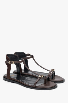 Dunkelbraune Damen-Sandalen aus Leder und Veloursleder in schräger Vorderansicht mit Schnallen