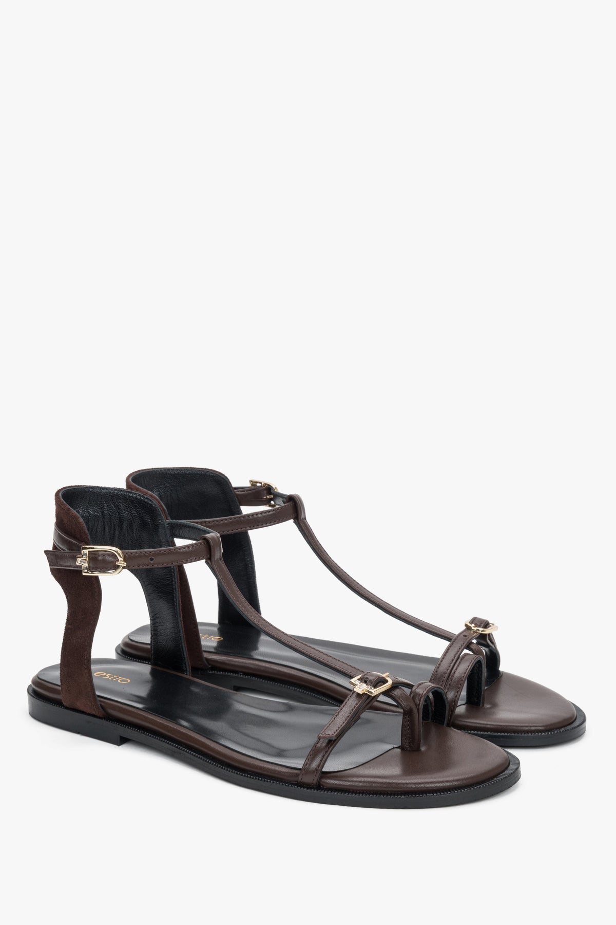 Dunkelbraune Damen-Sandalen aus Leder und Veloursleder in schräger Vorderansicht mit Schnallen