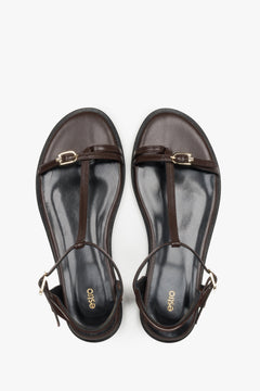 Dunkelbraune Damen-Sandalen aus Leder und Veloursleder von oben mit Zehenschlaufe