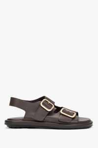 Seitenansicht der dunkelbraunen Damen-Sandalen aus Leder mit goldenen Schnallen