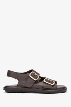 Seitenansicht der dunkelbraunen Damen-Sandalen aus Leder mit goldenen Schnallen