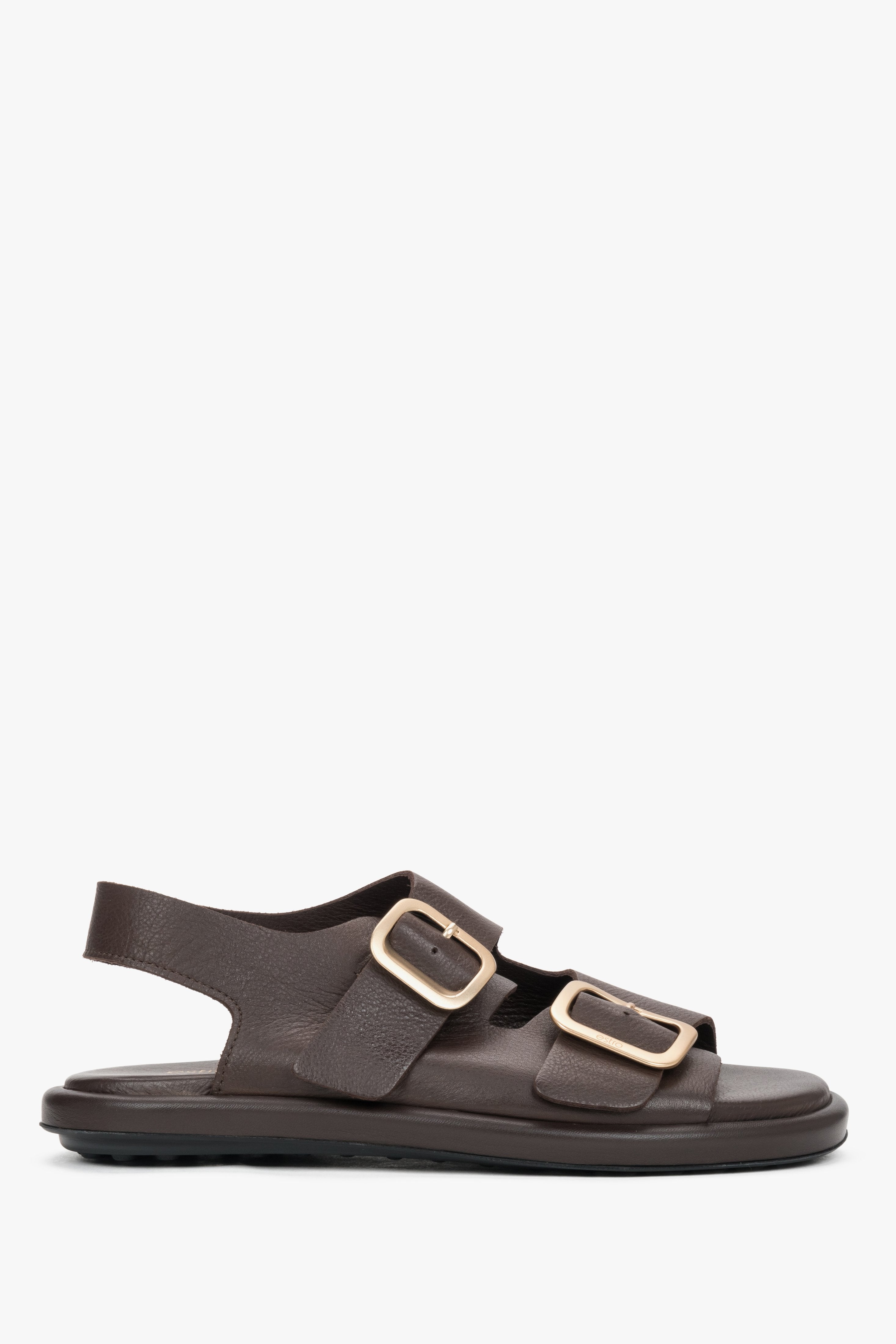 Seitenansicht der dunkelbraunen Damen-Sandalen aus Leder mit goldenen Schnallen