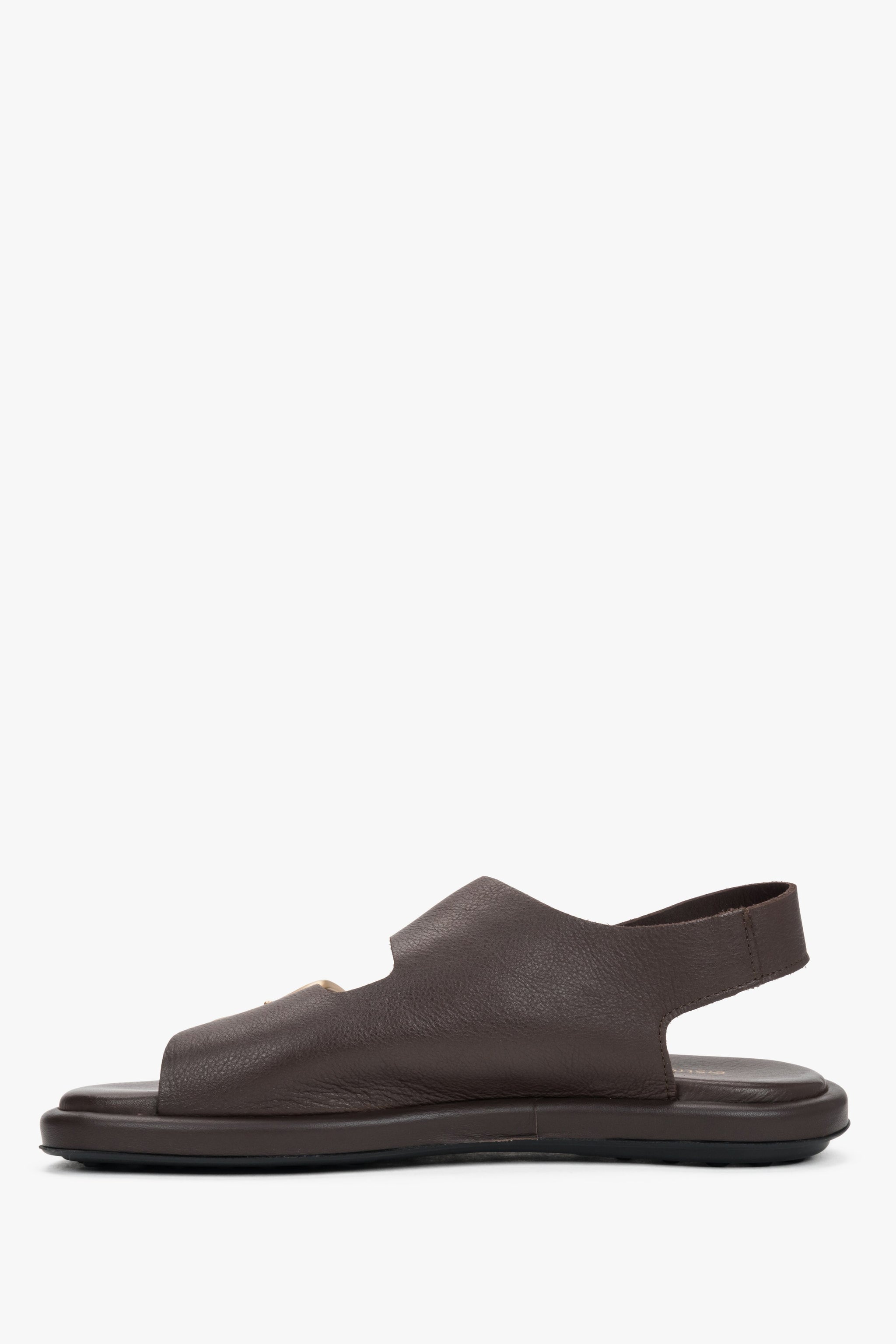 Ansicht der flachen TPU-Sohle der dunkelbraunen Damen-Sandalen