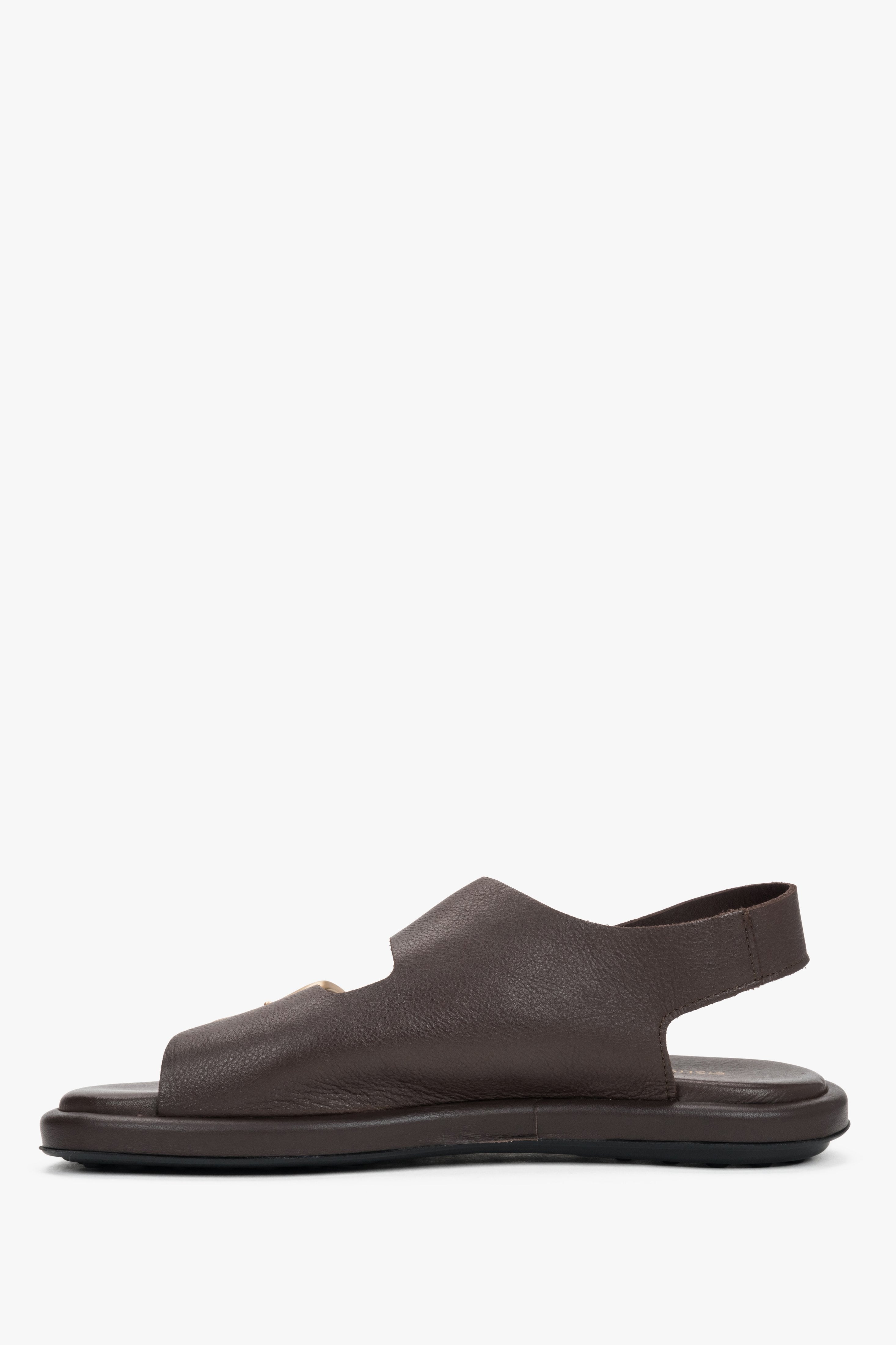Ansicht der flachen TPU-Sohle der dunkelbraunen Damen-Sandalen