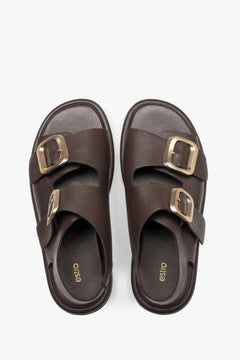 Draufsicht auf das Echtleder-Fußbett der dunkelbraunen Damen-Sandalen