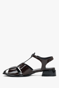 Linke Seitenansicht der dunkelbraunen Damen-Sandalen aus Lackleder mit Blockabsatz
