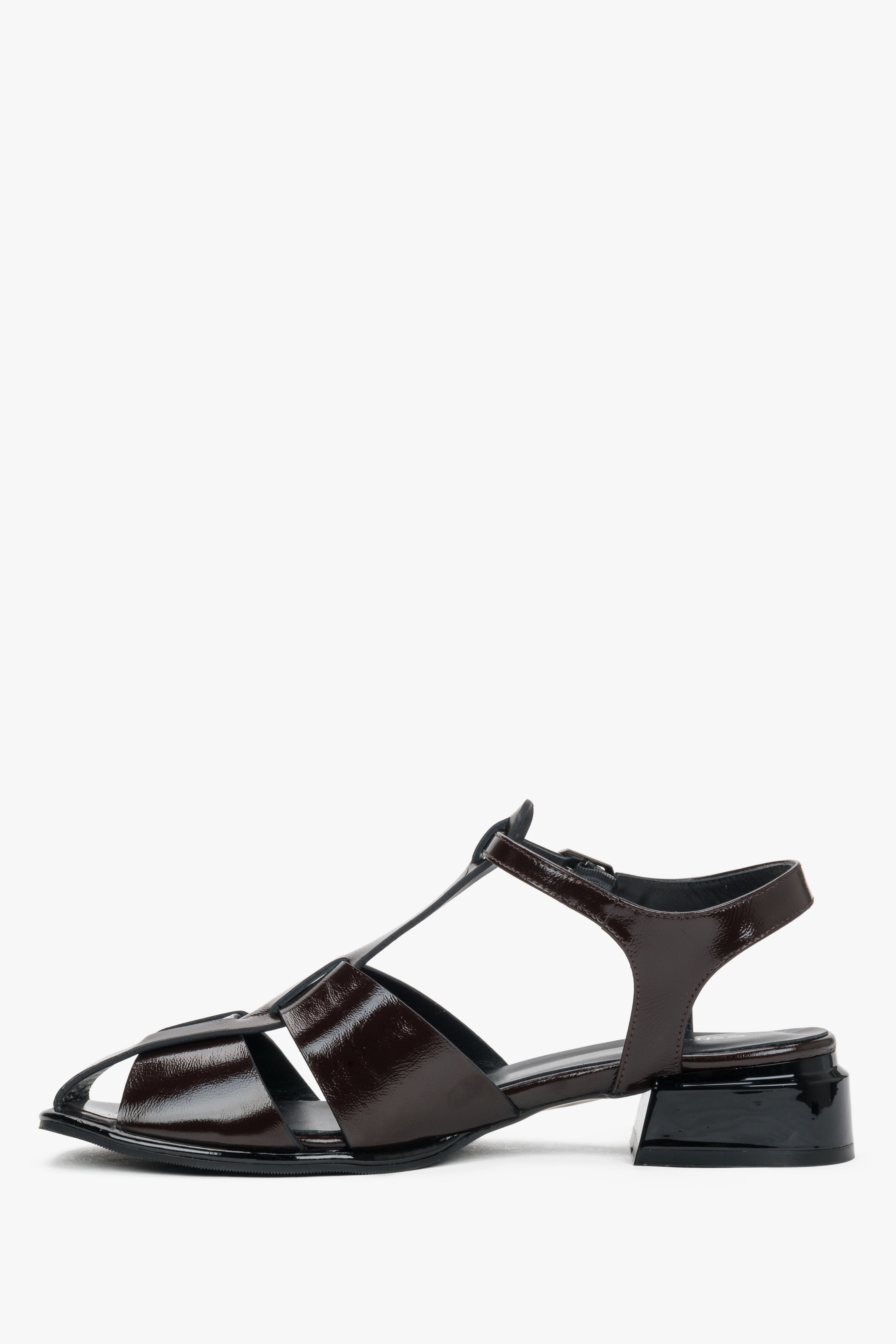 Linke Seitenansicht der dunkelbraunen Damen-Sandalen aus Lackleder mit Blockabsatz