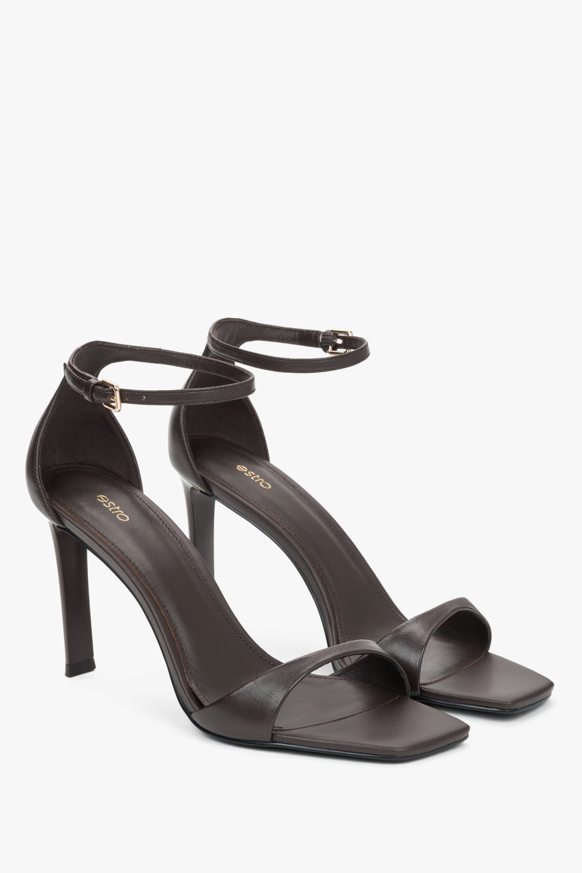 Dunkelbraune Damen-Sandalen aus Leder als Paar in schräger Seitenansicht