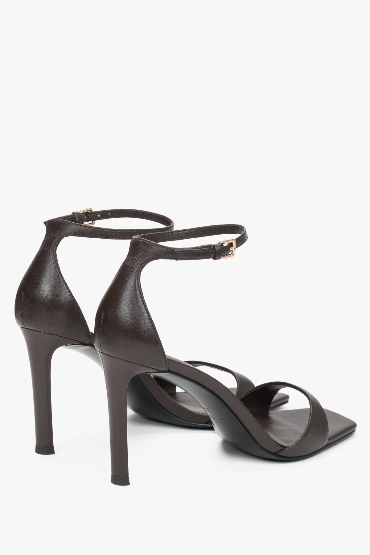Dunkelbraune Damen-Sandalen aus Echtleder als Paar in schräger Rückansicht