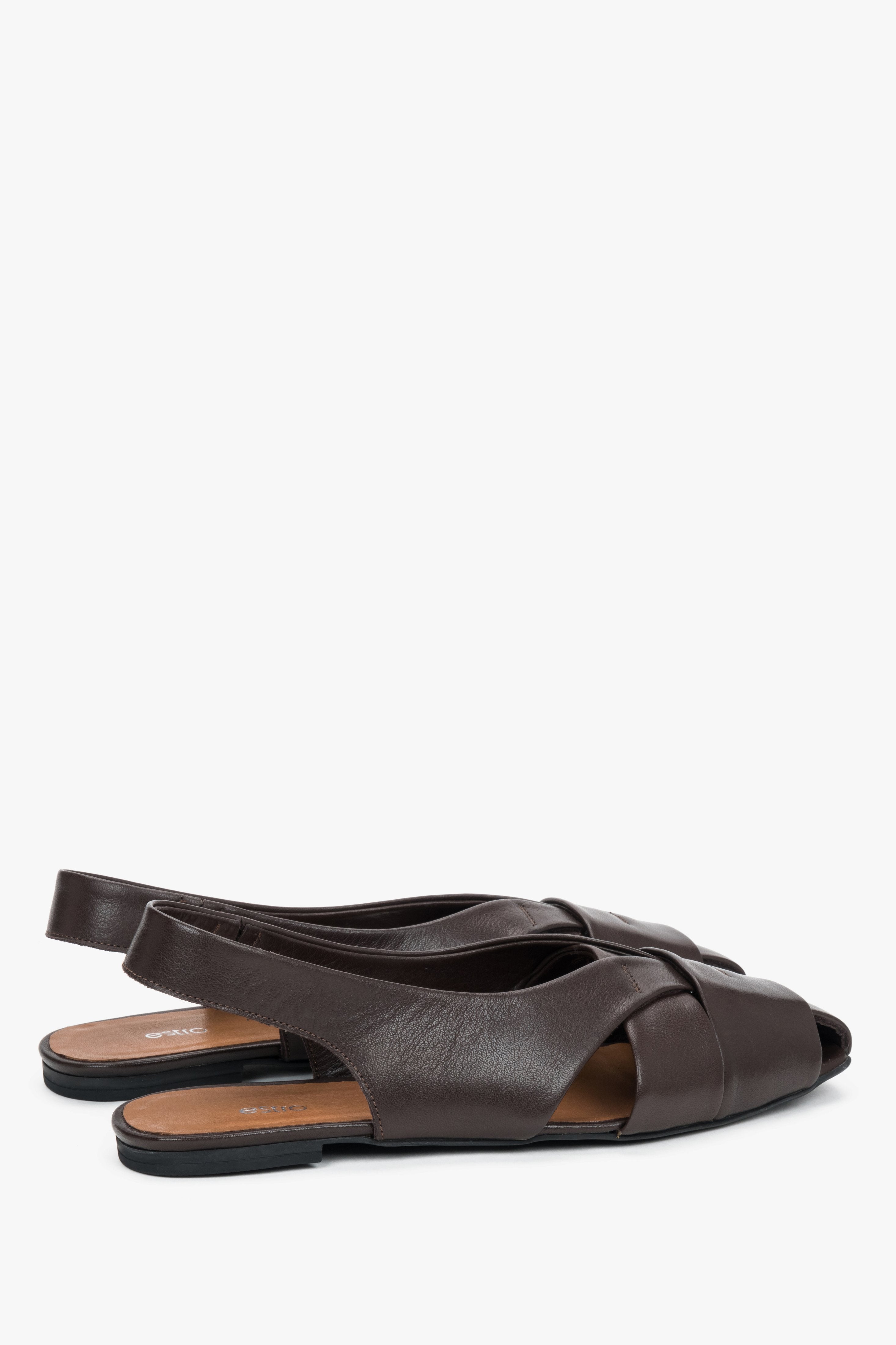 Rückansicht der dunkelbraunen Damen-Sandalen mit elastischem Fersenriemen
