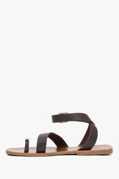 Dunkelbraune Damen-Sandalen mit Schnalle und Zehenring