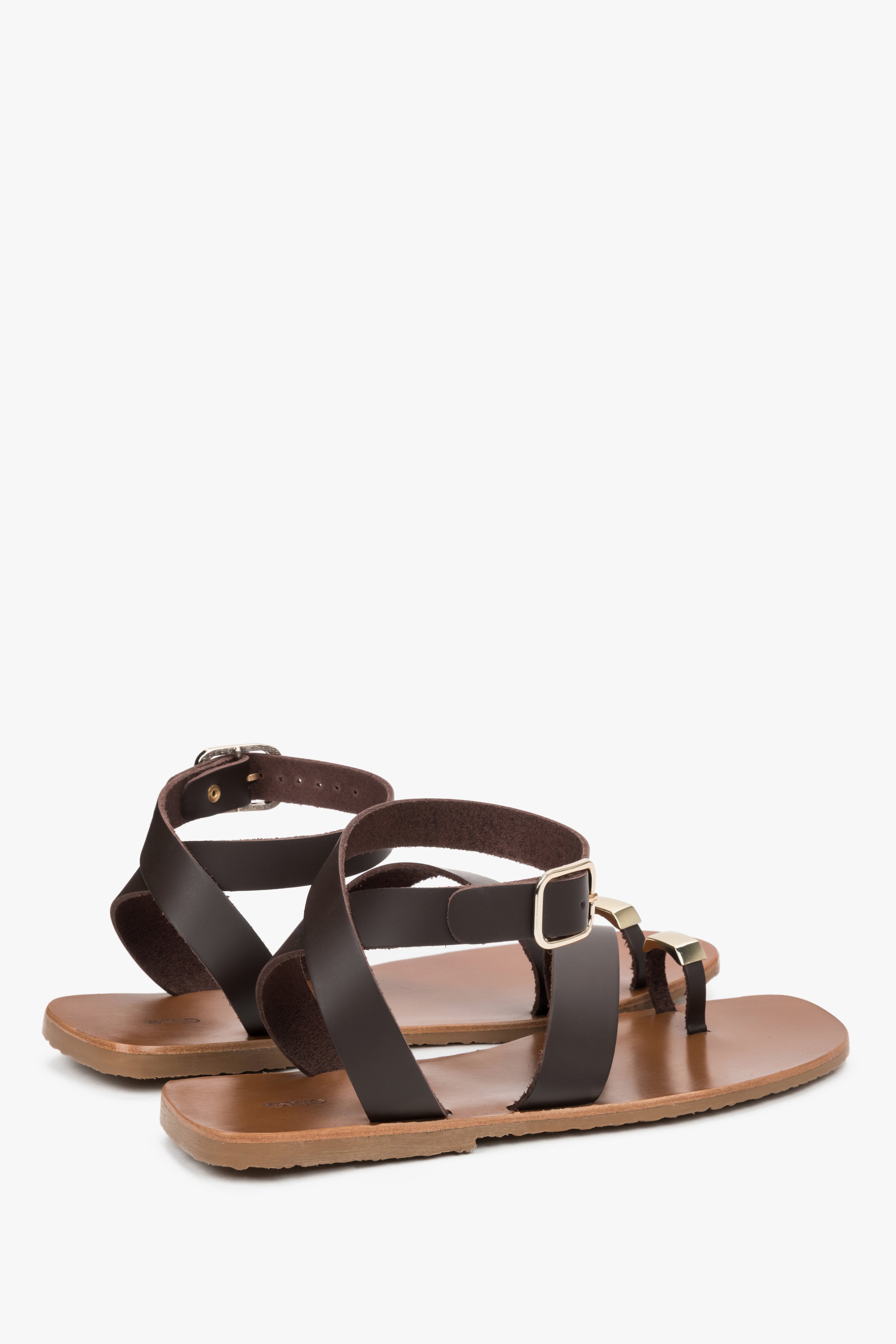 Seitenansicht dunkelbrauner Damen-Sandalen mit goldenem Zehenring